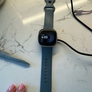 EUC Fitbit Versa 4 with charger